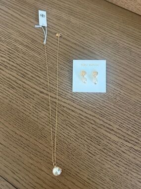New with tags Tory Burch necklace and earrings set gold color!!